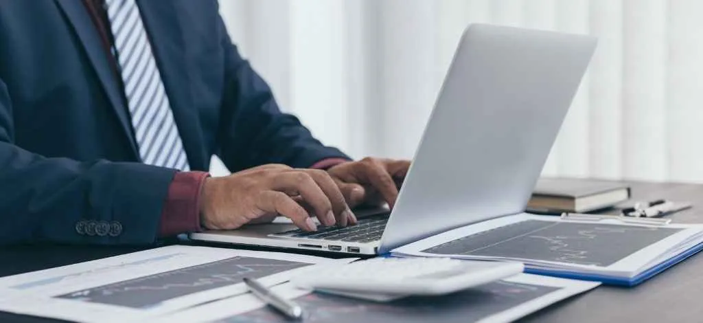 Ticket-Based IT Helpdesk vs. Managed IT Services — What’s Best for SMEs?